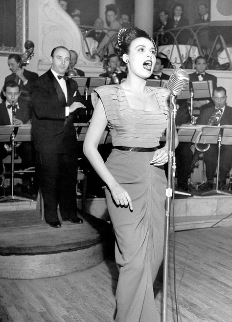 Lena Horne (1940s)..This women was a game changer. I looked up to her so much as a child. Lena Horne, American Photography, Vintage Black Glamour, Hollywood Actor, African American History, Black American, White Photo, Vintage Hollywood, All Music