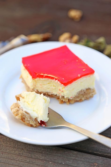 Strawberry Jello Dessert, Hawaii Desserts, Holiday Cheesecake Recipes, Jello Cheesecake, Jello Mold Recipes, Recipes Cheesecake, Hawaiian Desserts, Fluffy Cheesecake, Walnut Crust