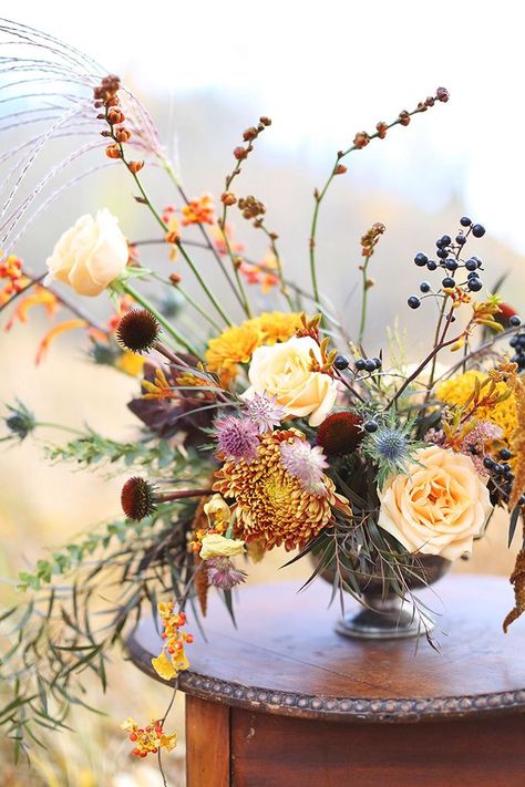 The Most Beautiful Autumn Arrangement, Ever | Autumn 2017 Flower Ideas | Modern Autumn Wedding Bouquet Ideas | Modern Autumn Wedding Flower Ideas | Pantone Fall 2017 Colour Trends Flowers // JustineCelina.com x Rebecca Dawn Design Autumn Arrangements Ideas, Flower Thoughts, Pantone Fall, Fall Artwork, Tafel Decor, Fall Flower Arrangements, Fall Floral Arrangements, Artwork Inspiration, Colour Trends