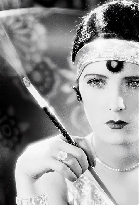 Evelyn Brent, Oud Hollywood, 1920s Actresses, Gene Doll, Style Année 20, Lipstick Style, Flapper Girl, Jazz Age, White Photos