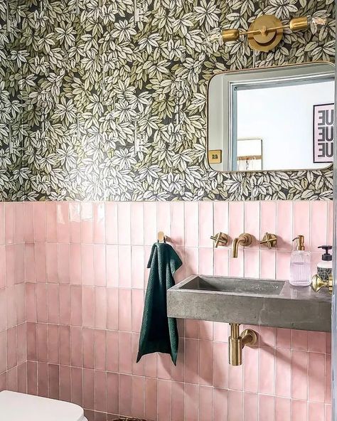 Jungalow Bathroom with Foliage Patterned Wallpaper and Pink Subway Tile Ck Homestyle, Small Ensuite Ideas, Tiny Ensuite, Pink Tile Bathroom, Wallpaper For Bathroom, Pink Bathroom Tiles, Makeover Kamar Mandi, Small Ensuite, Small Downstairs Toilet