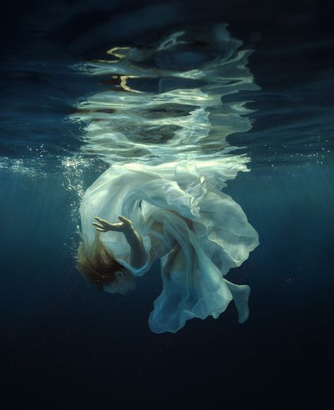 The girl in a beautiful dress under water Underwater Photoshoot, Water Photos, Underwater Art, Ballet Art, Underwater Photos, Under Water, Flash Art, Underwater Photography, Underwater World