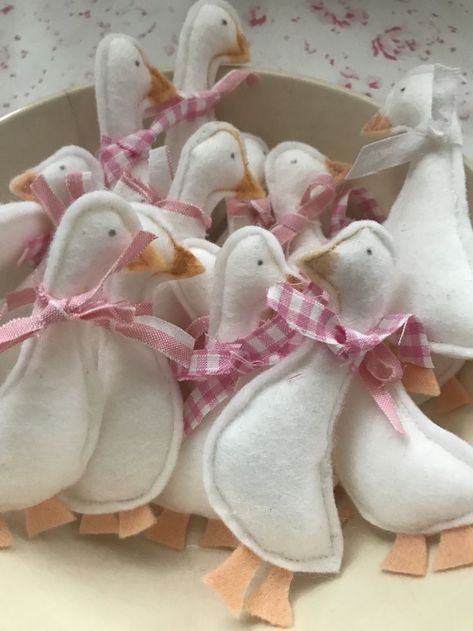 Easter Decoration Ideas, Spring Decorations, Felt Ideas, The Easter Bunny, Felt Projects, Wrapping Gifts, Easter Holiday, Homemade Baby, Easter Decoration