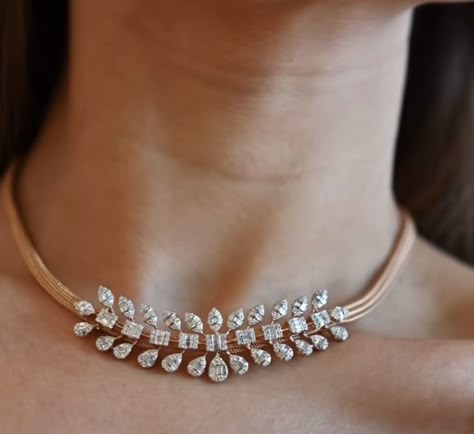 Simple Diamond Jewelry, Baby Jewellery, Bridal Diamond Necklace, Baguette Necklace, Indian Wedding Jewelry Sets, Gold Bridal Necklace, Neck Pieces Jewelry, Choker Necklace Designs, Diamond Pendent