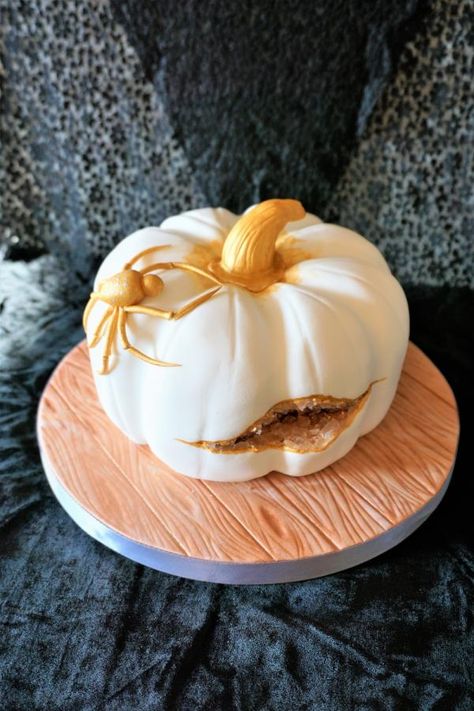 Halloween Pumpkin geode - cake by Nini_cake_design Halloween Pumpkin Cake, Halloween Torte, Halloween Treat Boxes, Geode Cake, Crystal Cake, Halloween Sweets, Halloween Cake, Cake Designs Birthday, Pumpkin Cake