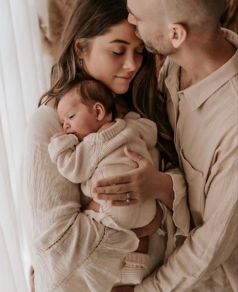 Lifestyle Newborn Family, Newborn Family Pictures, Foto Newborn, Lifestyle Newborn Photos, Newborn Family Photography, Baby Pictures Newborn, Newborn Family Photos, Newborn Photography Poses, Newborn Studio