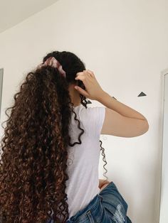 Curly Hair High Pony, Waist Length Curly Hair, Indian Wavy Hair, Curly Hair Care Products, Hairstyle For Curly Hair, Fluffy Curly Hair, Long Natural Curly Hair, Cabello Afro Natural, High Pony