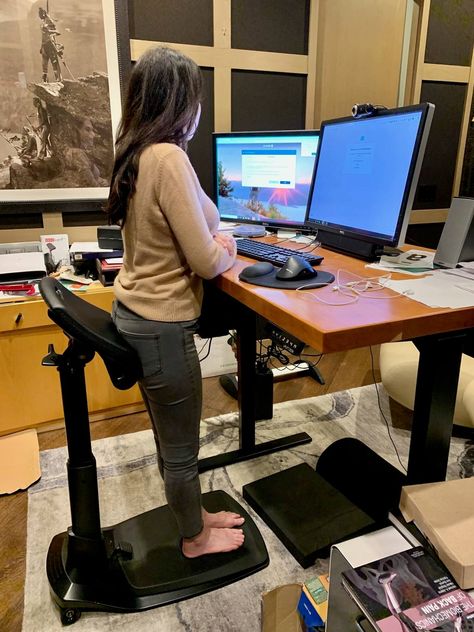 Ergonomic Desk Setup, Ergonomic Home Office, Standing Desk Chair, Home Office Design Ideas, Office Design Ideas, Under Desk Storage, Apartment Office, Ergonomic Desk, Sit To Stand