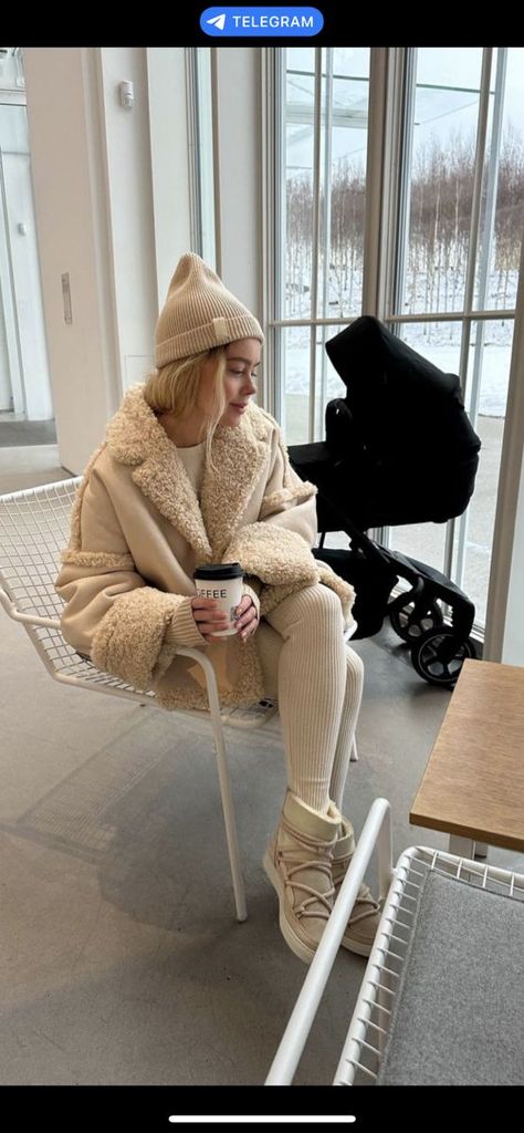 Perfect Winter Jacket for Every Woman in 2023 : Stylish and Cozy Beige Winter Jacket Outfit, Hockey Outfits, Best Winter Jackets, Cold Fashion, Trend Outfit, Outfits For School, Winter Inspiration, Outfit Styling, Trendy Outfits Winter