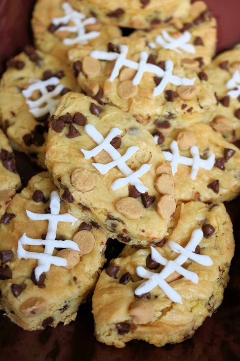 Try these Easy Football Chocolate Chip Peanut Butter Blondies for your next tailgating party! These are the BEST peanut butter blondies and guests will love the cute football shape! #blondies #peanutbutterblondies #footballdesserts #tailgating Chewy Blondies Recipe, Best Blondies, Best Blondies Recipe, Football Desserts, Peanut Butter Blondies, Hot Fudge Cake, Hot Chocolate Fudge, Chocolate Chip Blondies, Blondies Recipe