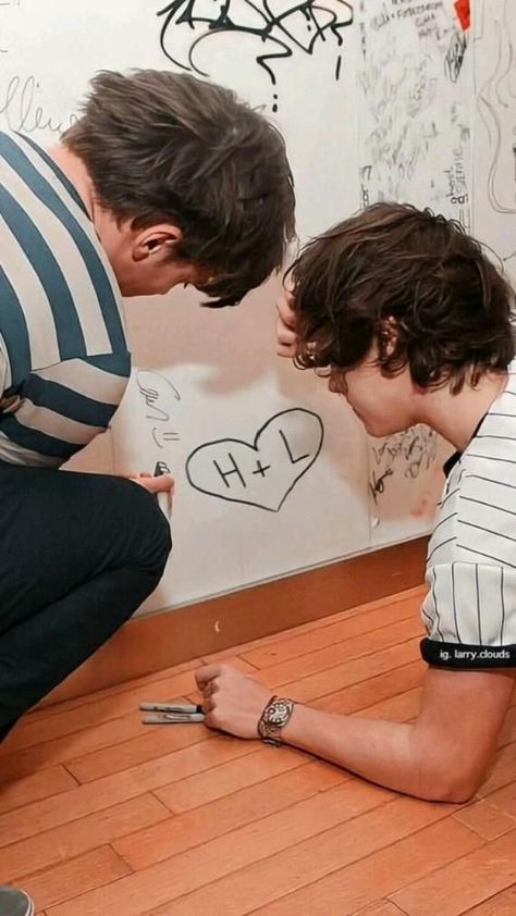 Harry Styles Photoshoot, One Direction Louis, One Direction Pictures, Larry Stylinson, One Direction, Harry Styles, Wall, Pins