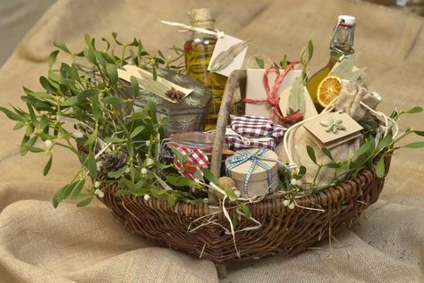 Homemade Christmas Gift Baskets, Cocktail Gift Basket, Diy Christmas Baskets, Yule Gift, Christmas Homemade, Holiday Gift Baskets, Cocktail Gifts, Christmas Hamper, Diy Holiday Gifts