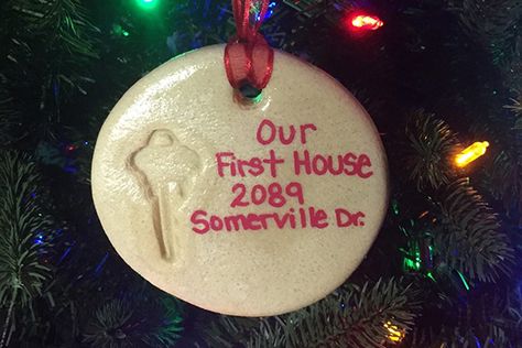 Lombardo Homes offers home decorating DIY tips for making your own house key keepsake ornament. First House Key Ornament, House Key Christmas Ornament, First House Ornament Diy, House Key Ornament, Key Christmas Ornament, First Home Ornament Diy, Lombardo Homes, First Home Key, Christmas Mood Board