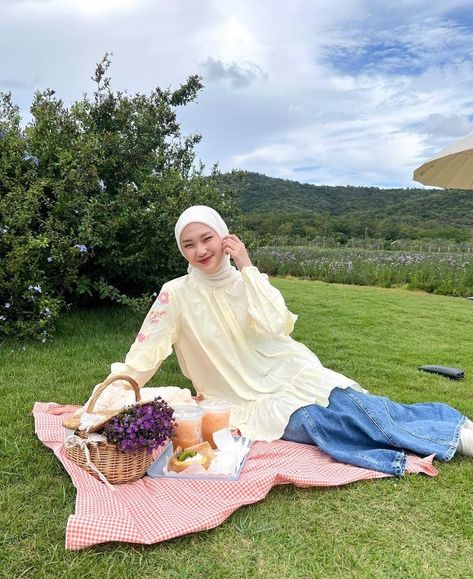 Picnic Outfit Hijab, Piknik Outfit, Outfit Piknik, Piknik Aesthetic, Book Picnic, Batik Formal, Outfit Picnic, Gothic Kawaii, Hijab Simple