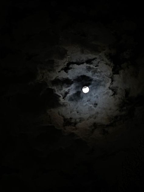 #moonlight #night #nightsky #moon #halloween #fall #clouds Scary Moon, Cloudy Moon, Mother Moon, Moon Halloween, Sky Full, Painting Inspo, Halloween Fall, Moon Art, Night Skies