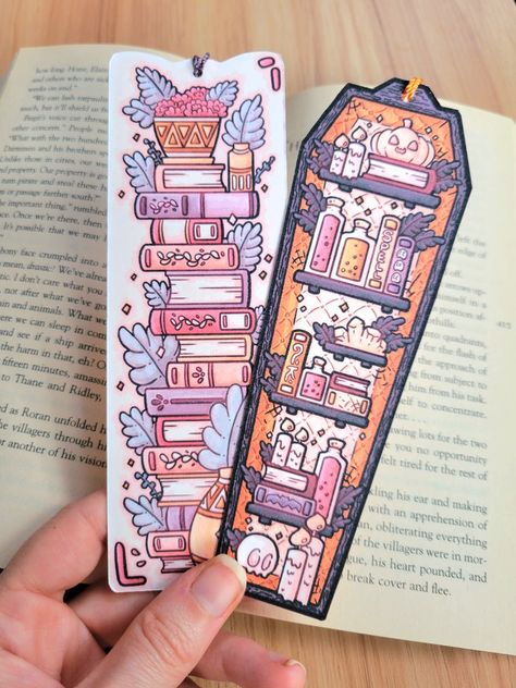 Spooky Bookmarks Diy, Book Mark Aesthetic, Bookmark Drawing Ideas, Bookmark Design Ideas, Witchy Bookmarks, Bookmark Halloween, Book Bookmarks, Spooky Bookmarks, Bookmark Design