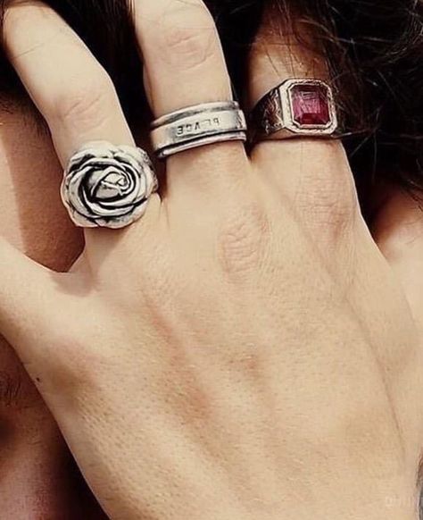 Harry Styles Body, Harry Styles Rings, Harry Styles Hands, Harry Styles Aesthetic, Harry Styles Imagines, Harry Styles Cute, One Direction Harry, Mr Style, Rose Ring