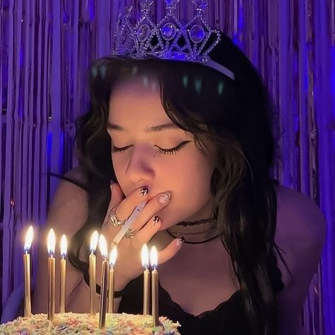 Tiara Photoshoot, Aesthetic Birthday Pics, 21st Photoshoot, 17. Geburtstag, Haircut Selfie, Photo Hijab, 21st Birthday Photoshoot, Cute Birthday Pictures, Cute Birthday Ideas