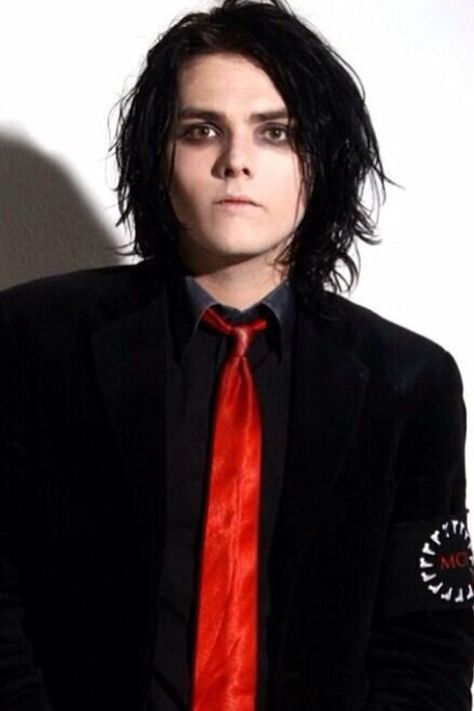 Gerard way three cheers for sweet revenge red tie and black long hair Gerad Way Revenge Era, Gerard Revenge Era, Gerard Way Halloween Costume, Gerard Way Costume, Gerard Way Dress, Revenge Era Gerard, Gerard Way Revenge Era, Revenge Gerard, Revenge Era