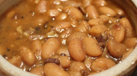 This is almost like putting an old Baked Bean recipe on hyperdrive! Superb doesn't even come close to describing the taste. The beans will be good, if you keep them covered and refrigerated, for about 3 days. Yankee Bean Soup Recipe, Baked Bean Recipe, Beans And Cornbread, Pinto Bean Recipes, Bean Recipe, Northern Beans, How To Cook Beans, Great Northern Beans, Beans Recipe