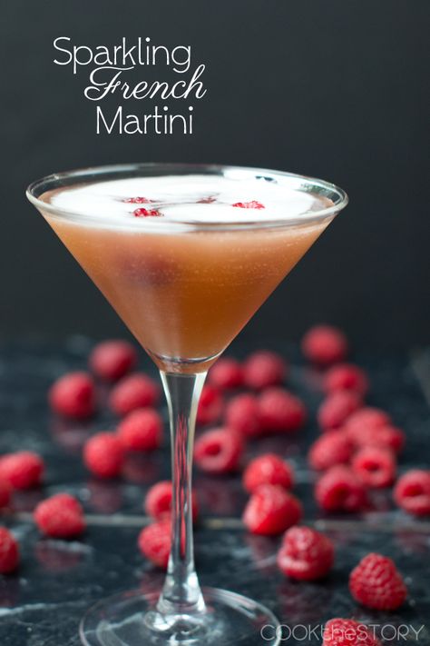 French martini champagne cocktail: 1 oz vodka, 1/2 oz chambord, 1/2 oz pineapple juice, 1 oz sparkling wine Martini Flavors, Champagne Martini, French Martini, Vodka Wine, Wedding Signature Drinks, Classic Martini, Cocktails Recipes, Drinks Cocktails, Martini Recipes