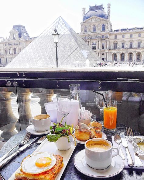 Paris • Restaurants & Cafés (@topparisresto) on Instagram: “TOP Paris  ☕️ @cafe_marly  par @am_wanderbliss • #topparisresto #eatlikealocal Allez sur la…” Travel Breakfast, Breakfast In Paris, 20 Outfits, Paris Breakfast, Breakfast Aesthetic, Dragons Den, Paris France Travel, Light Travel, Travel Clothing