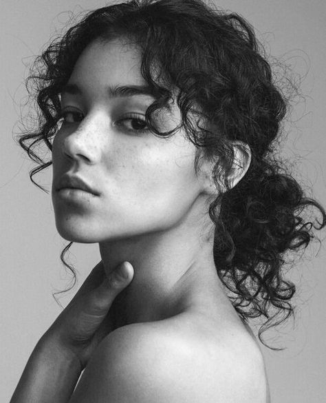 Photographie Portrait Inspiration, Portrait Photography Women, Face Photography, Foto Poses, Black And White Portraits, Portrait Inspiration, 인물 사진, Curly Girl, White Photo