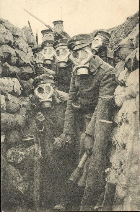 Ww1 Photos, Ww1 Art, Ww1 Soldiers, Ww2 Soldiers, Gas Masks, German Soldiers Ww2, German Army, Historical Pictures, Gas Mask