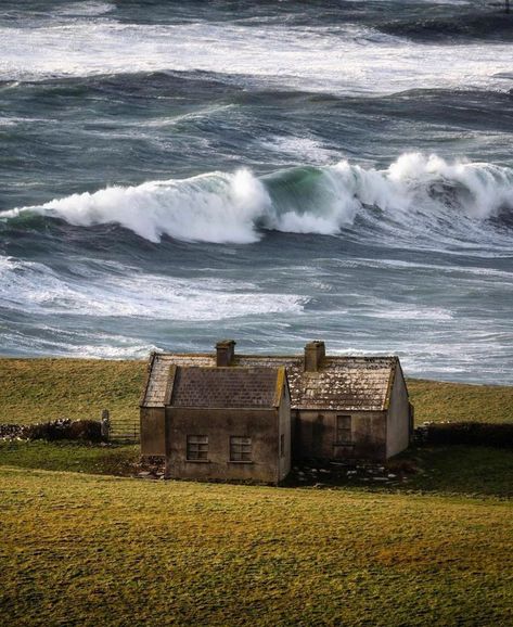 County Clare, Irish Cottage, Wild Atlantic Way, Nature Camping, Skye Scotland, Cottage By The Sea, Seaside Cottage, Old Cottage, Cabin In The Woods