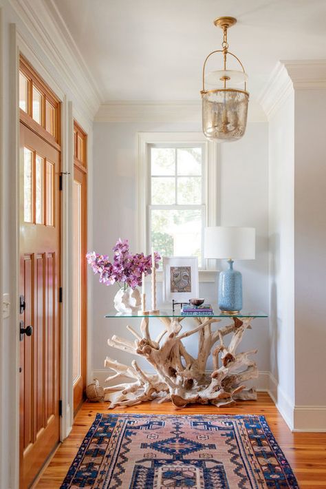 Beach Cottage Entryway, Modern Coastal Foyer Entryway, Italian Beach House Interior Design, Eccentric Coastal, Beach Interior Design Coastal Style, Small Beach House Interior, California Coastal Interior Design, Coastal Entryway Ideas, Coastal Hallway