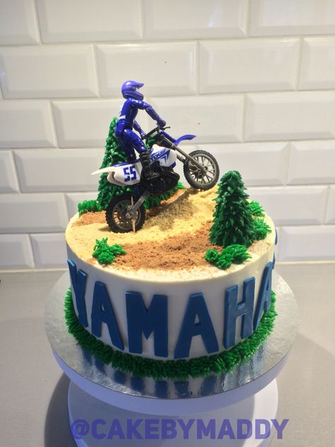 Yamaha Cake Yamaha Cake Birthdays, Yamaha Birthday Party, Motor Cake, Motocross Cake, Bolo Motocross, Dirt Bike Cake, Motorcycle Birthday Cakes, Race Track Cake, Cake Transport