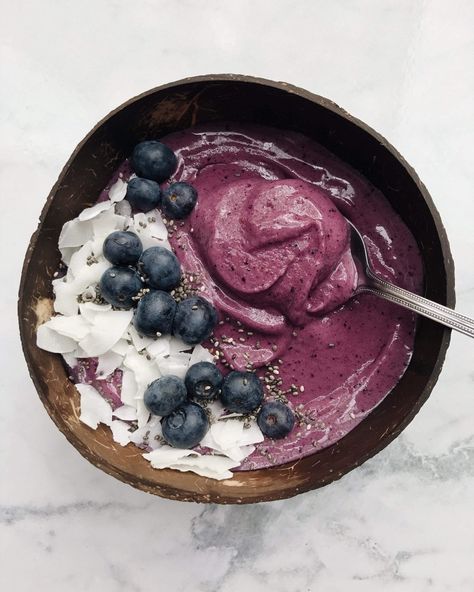 Blueberry Smoothie Bowl, Blueberry Smoothie, Acai Smoothie, Smoothie Prep, Coconut Bowl, Blueberries Smoothie, Smoothie Bowl Recipe, Smoothie Ingredients, Banana Smoothie