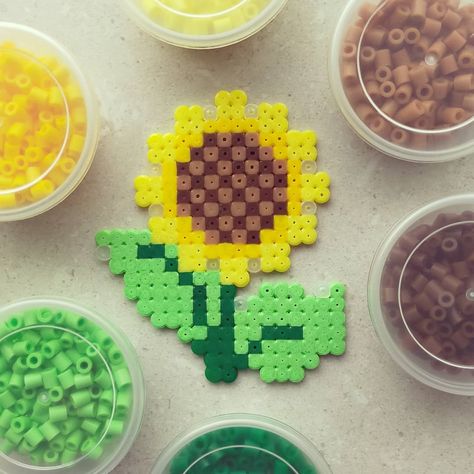 Perler Sunflower, Fusion Beads, Pearl Beads Pattern, Easy Perler Beads Ideas, Diy Perler Bead Crafts, Hama Beads Patterns, Iron Beads, Diy Perler Beads, Fuse Beads