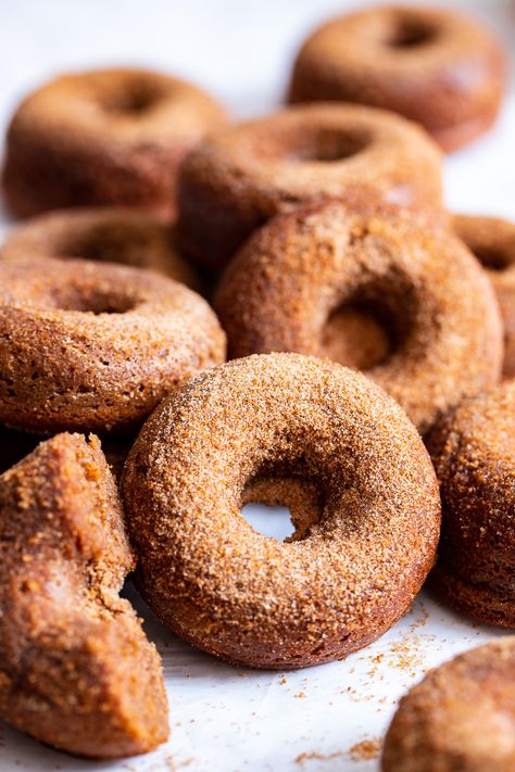 Paleo Apple Cider, Paleo Apple Recipes, Donuts Gluten Free, Paleo Baking Recipes, Vegan Donut Recipe, Apple Cider Donuts Recipe, Paleo Running Momma, Paleo Apple, Fall Apple Recipes