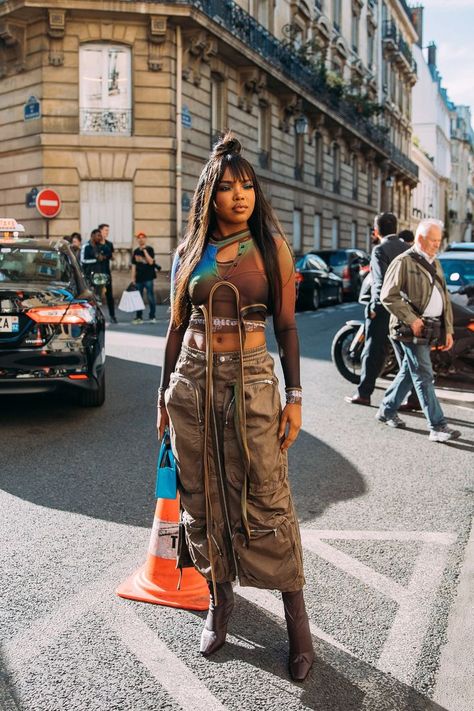 Ryan Destiny Street Style, High End Streetwear, Girl Street Style, Fashion Upcycling, Fashion Week Looks, Print Mixing, Artsy Style, 2022 Style, Paris Fashion Week Street Style