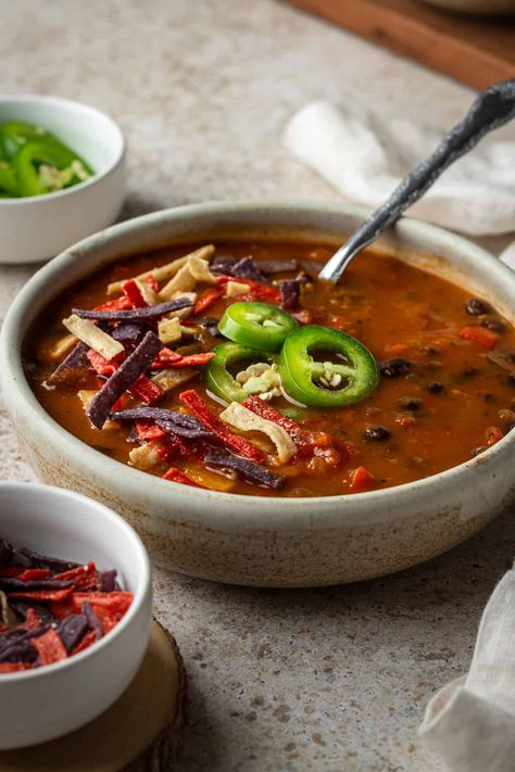 A bowl of squash and black bean soup with jalapeños and tortilla strips. Squash Chili Recipe, Butternut Squash Chili Recipe, Squash Black Bean, Hearty Vegetarian Soup, Veggie Soups, Butternut Squash Black Bean, Butternut Squash Chili, Fall Veggies, Tortilla Strips