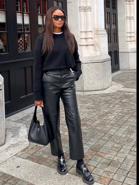 Black Leather Pants Outfit, How To Style Leather Pants, Leather Trousers Outfit, Lederhosen Outfit, Wide Leg Pants Outfit, Winter Pants Outfit, Silk Fashion, Loafers Outfit, Mode Tips