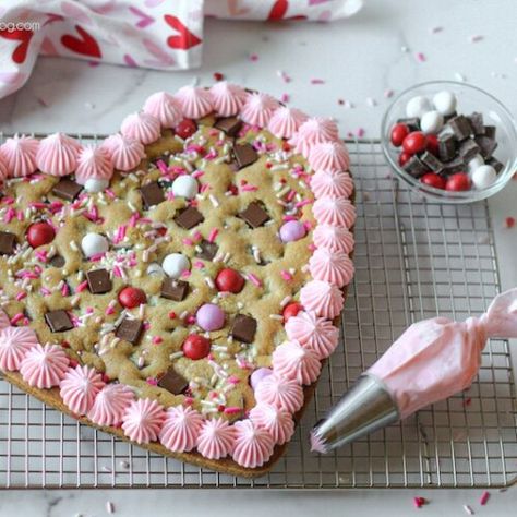 Baked Valentines Day Gifts, Valentines Cake Cookies, Baking Ideas Valentines Day, Giant Heart Cookie, Cookie Cakes Valentines Day, Valentine’s Day Cookie Cake Design, Heart Cookie Cake Valentines, Heart Desserts Valentines Day, Kids Valentines Cookies Decorated