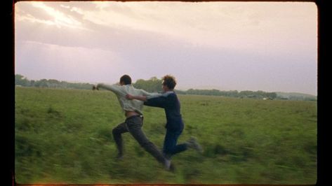 Videoclip for Socunbohemio directed by Marc Esquirol. You can follow-up my work at www.instagram.com/marcesquirol Description: Arnau Verdaguer and Marc Baltà running in a field. Reminds me of a dynamic Millet painting. Running In A Field, Couple Running, Nostalgic Pictures, Shots Ideas, People Running, We Movie, Millet, English Countryside, Photography Projects