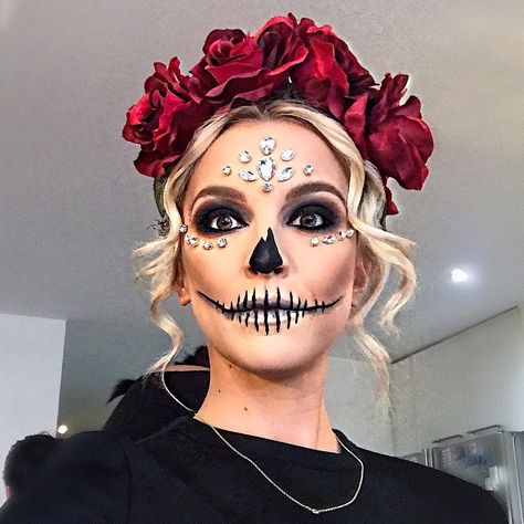 Gem Makeup Looks Halloween, Catrina Costume Dresses, Easy Dia De Los Muertos Makeup Ideas, Skeleton Bride Costume, Skull Costume, Halloween Makeup Sugar Skull, Gothic Halloween Costumes, Halloweenský Makeup, Halloween Make-up Looks