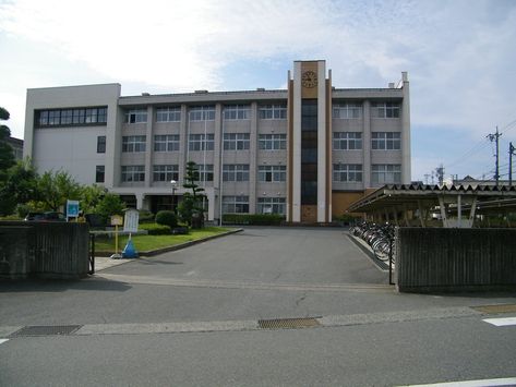 Japanese School Life, High School Architecture, Japanese Highschool, High School Entrance, Animation Schools, Business Architecture, School Anime, School Building Design, College Architecture