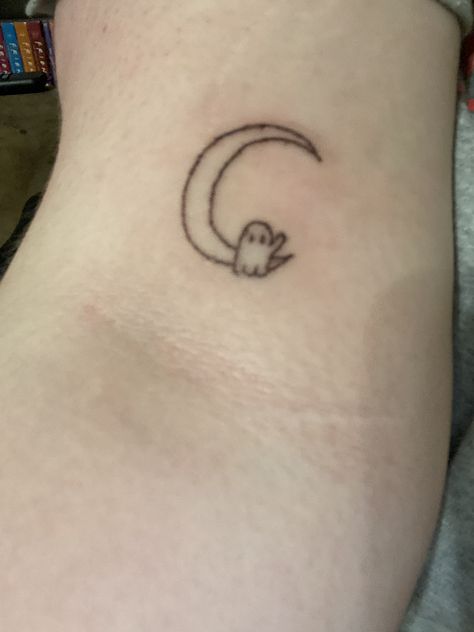 phoebe bridgers, ghost and moon Phoebe Bridgers Moon Song Tattoo, Small Tattoos Ghost, Pheobe Bridgers Tattoo Ideas, Phoebe Bridgers Ghost, Small Ghost Tattoo, Phoebe Bridgers Tattoo, Tattoo Kiss, Ghost Tattoos, Song Tattoos