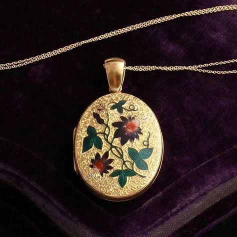 Antique Jewelry Victorian, Passion Flowers, The Language Of Flowers, Victorian Locket, Victorian Aesthetic, Secret Language, The Victorian Era, Memory Locket, Vintage Lockets