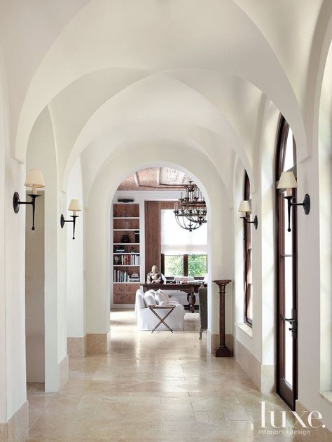 Spanish Lighting, Arched Doorways, Luxe Magazine, White Hallway, Elegant House, Mediterranean Revival, Mediterranean Interior, Mediterranean Home Decor, White Dining Room