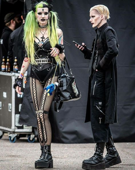 Gothic Rave Outfits, Goth Festival Outfit, Metal Festival Outfit, Victorian Goth Outfits, Thick Goth Outfits, Goth Rave Outfits, Arm Warmers Outfit, Goth Couples, Halloween Gala