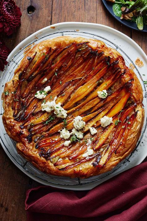 Thanksgiving Tart Savory, Tarte Tatin Savory, Savory Tart Tatin, Savoury Tarte Tatin, Savory Tarte Tatin Recipe, Tart Tartin Recipe, Puff Pastry Vegetable Tart, Carrot Pizza, Savory Tart Recipes