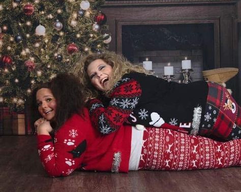 Sisters Christmas Photoshoot, Bff Christmas Pictures, Christmas Pajamas Photoshoot, Pajamas Photoshoot, Awkward Family Photos Christmas, Sweater Photoshoot, Merry Gothmas, Fun Christmas Photos, Funny Photoshoot Ideas