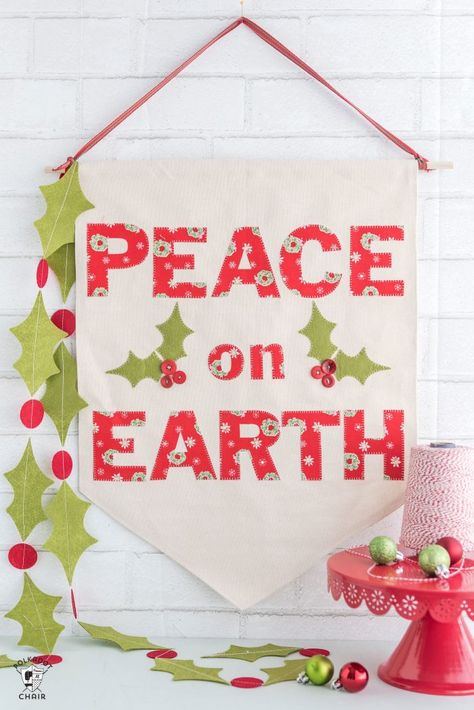 Christmas DIY Canvas banner with free pattern and templates. How to make a canvas banner- a cute Christmas sign that says "Peace on Earth" #Christmas #canvasbanner #DIY #ChristmasCrafts Christmas Banner Diy, Felt Holly, Christmas Stitchery, Diy Christmas Canvas, Christmas Diy Sewing, Sore Hands, Christmas Signs Diy, Polka Dot Chair, Christmas Quilting