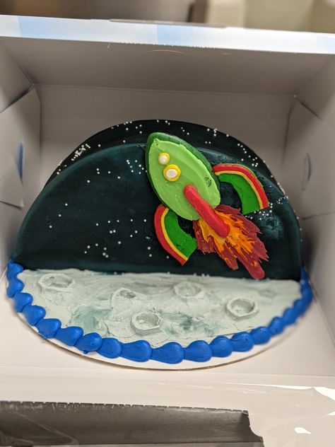 Half Round Cake Ideas, Half Round Cake Designs, Half Cakes Ideas, Half Circle Cake, Half Round Cake, Round Spaceship, Half Moon Cake, Round Cake Ideas, Moon Cake Design