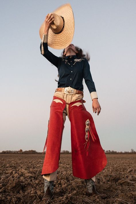 Vintage Cowgirl Pictures, High Fashion Cowboy, Red Cowboy Outfit, Country Singer Photoshoot, Vogue Cowgirl, Hoedown Outfits, Cowboy Hat Photoshoot, Vintage Cowgirl Outfits, Lesbian Cowboy